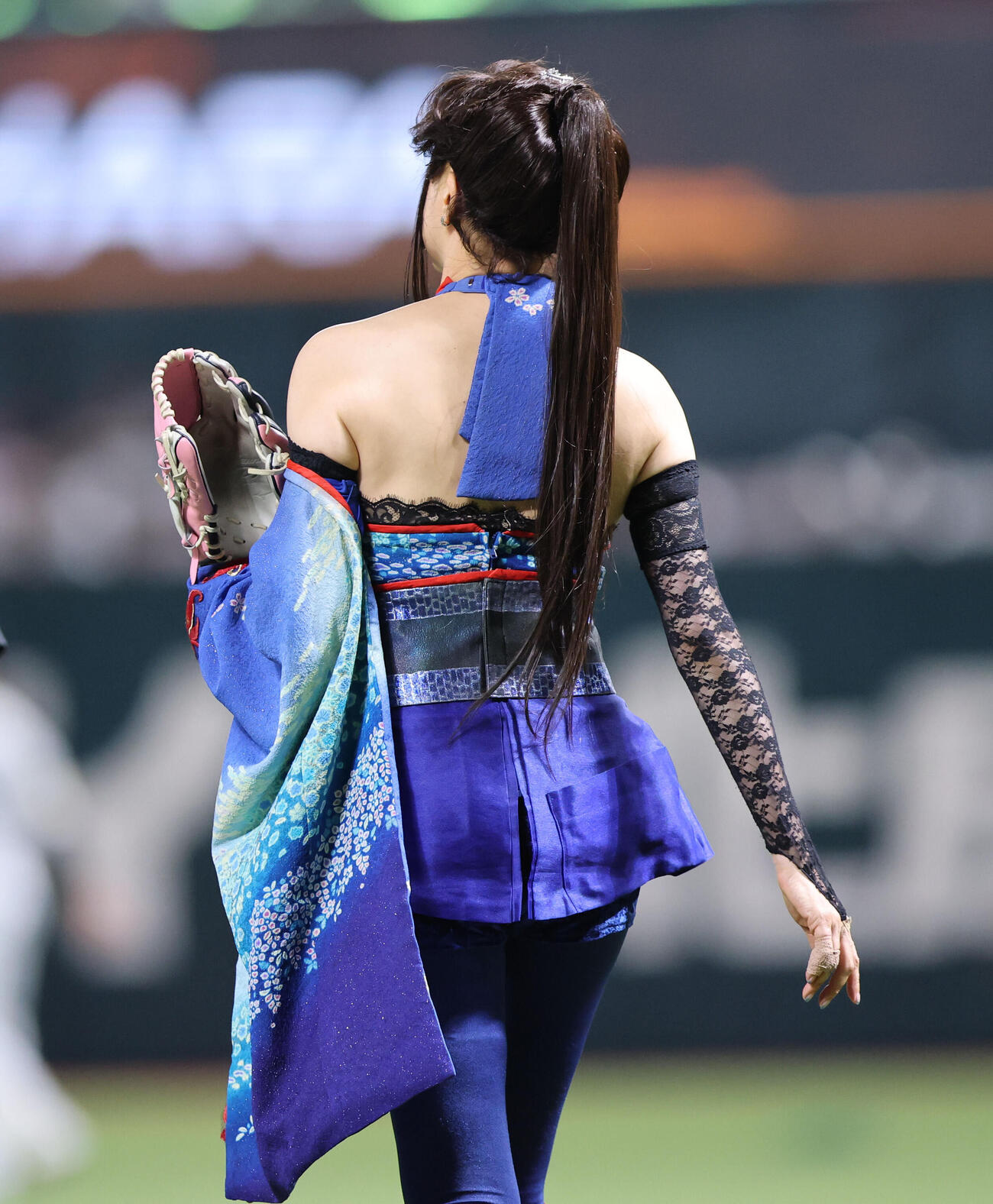 セレモニアルピッチで見事な投球を見せた藤原紀香（撮影・梅根麻紀）