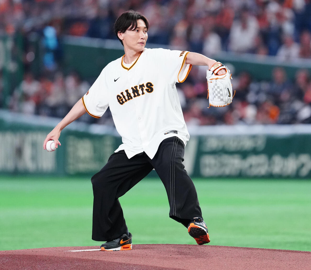 巨人対広島　ファーストピッチで投球する純烈の後上翔太（撮影・鈴木みどり）