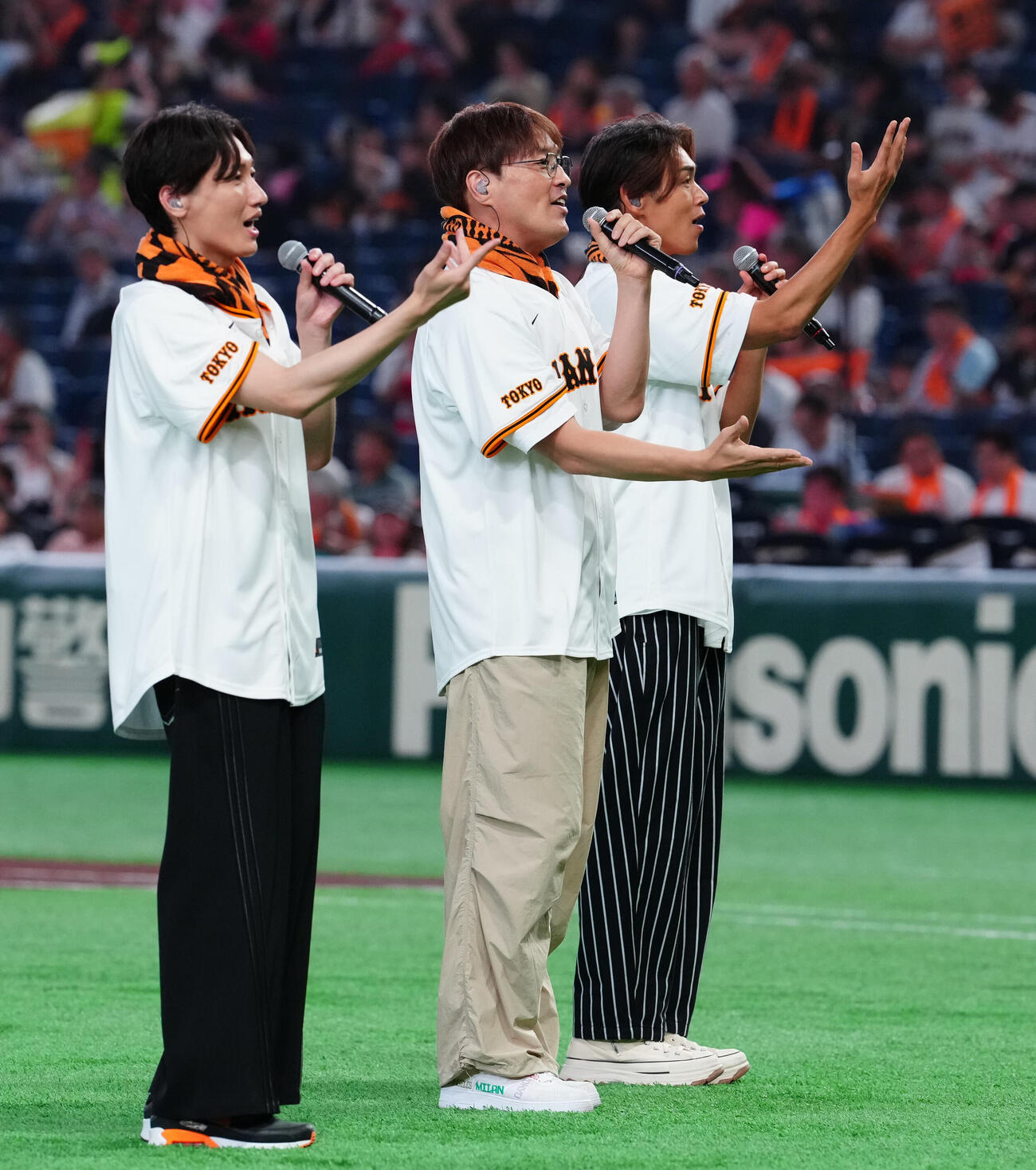 巨人対広島　パフォーマンスする純烈。左から後上翔太、酒井一圭、白川裕二郎（撮影・鈴木みどり）
