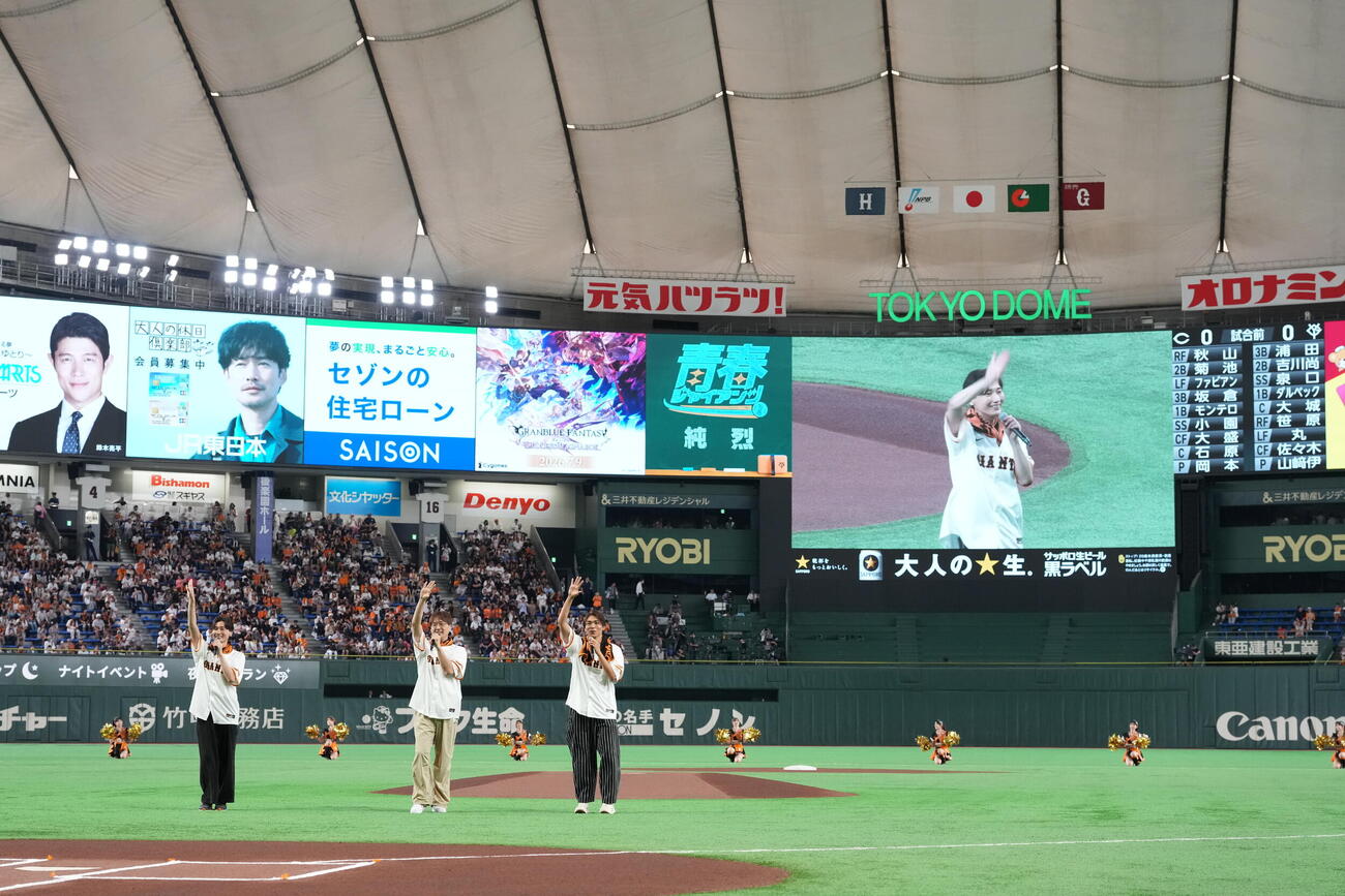 巨人対広島　ミニライブで会場を盛り上げた純烈。左から後上翔太、酒井一圭、白川裕二郎（撮影・たえ見朱実）