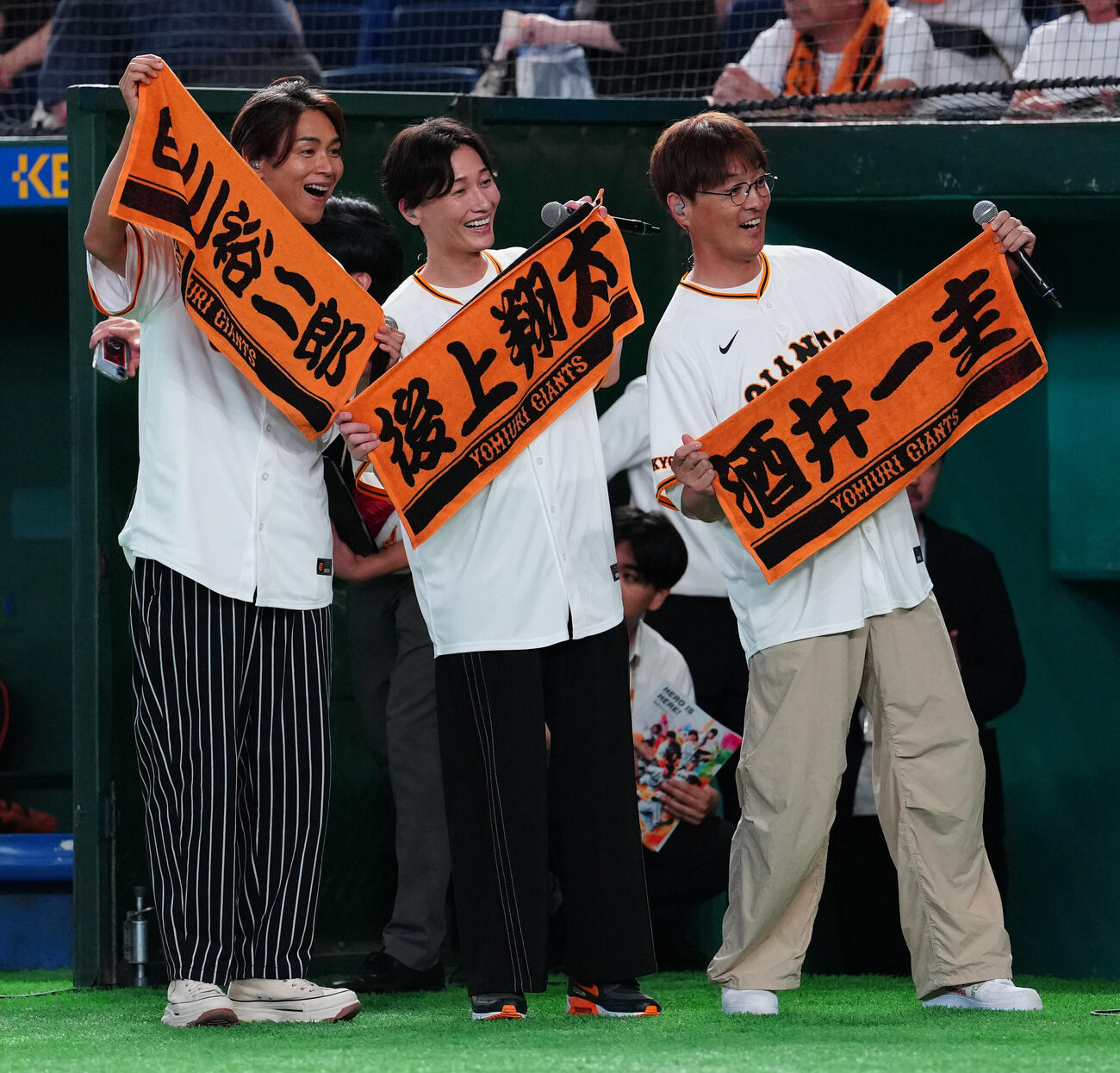 巨人対広島　パフォーマンス前に記念撮影に納まる純烈。左から白川裕二郎、後上翔太、酒井一圭（撮影・鈴木みどり）