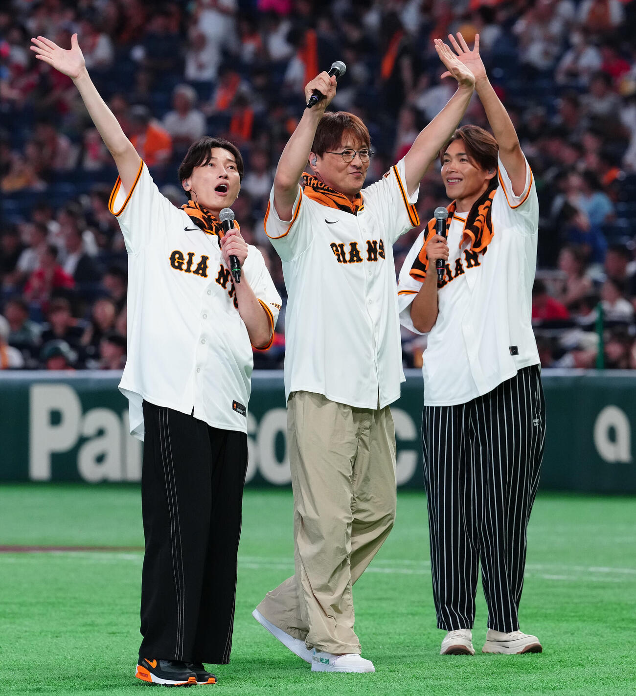 巨人対広島　パフォーマンス後、声援に応える純烈。左から後上翔太、酒井一圭、白川裕二郎（撮影・鈴木みどり）
