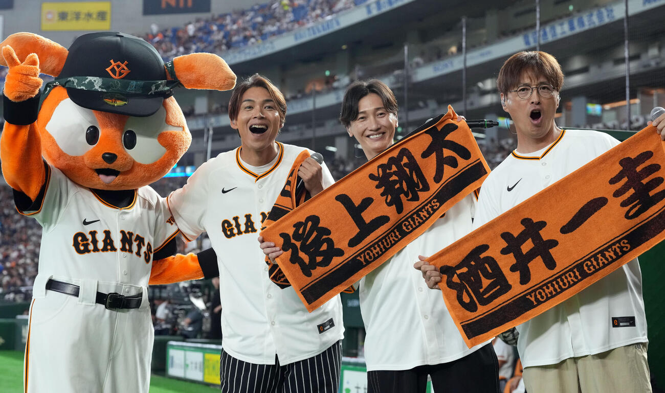 巨人対広島　ファーストピッチセレモニーを務めた純烈、左から白川裕二郎、後上翔太、酒井一圭（撮影・たえ見朱実）