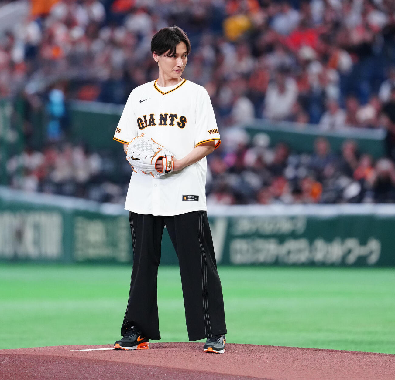 巨人対広島　ファーストピッチで投球する純烈の後上翔太（撮影・鈴木みどり）