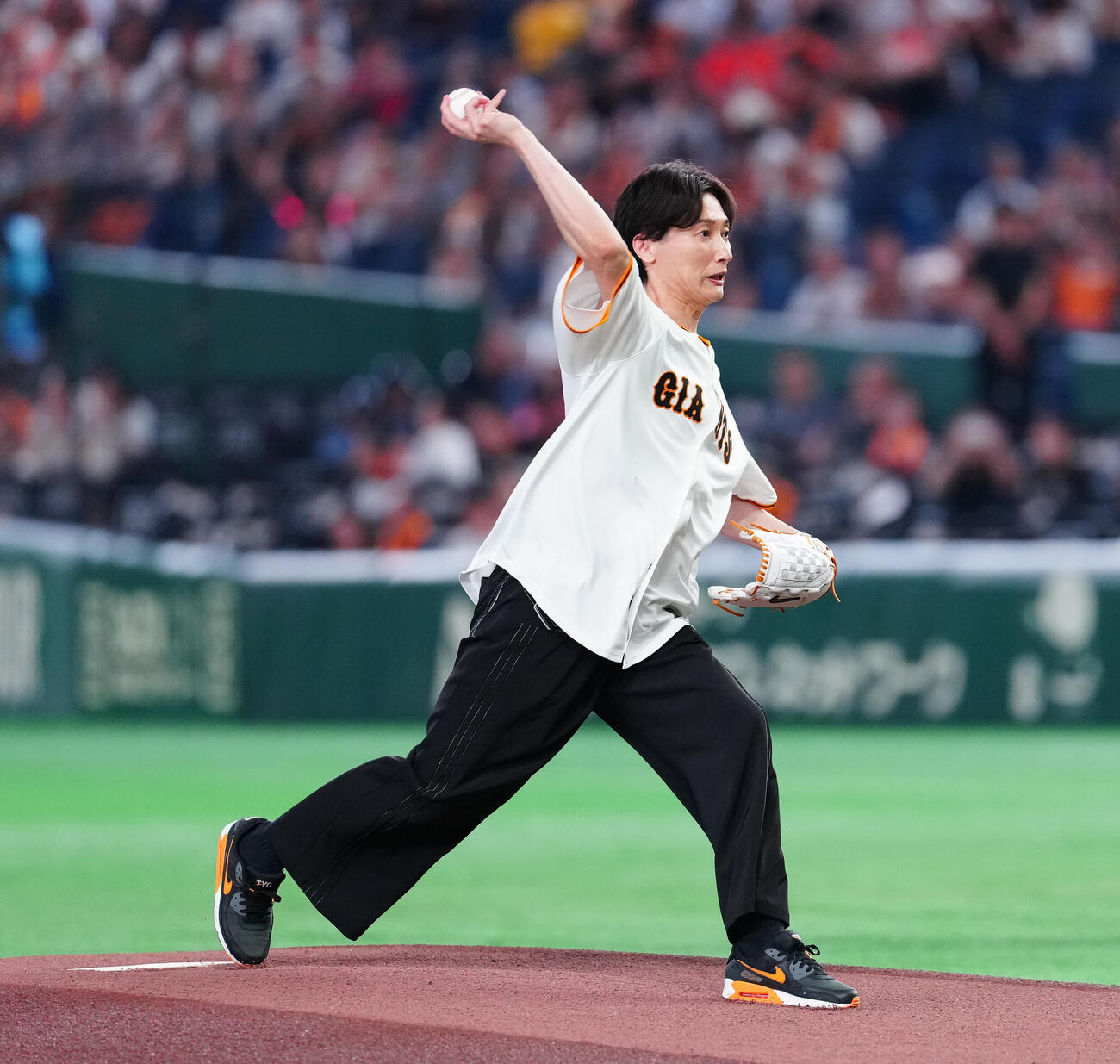 巨人対広島　ファーストピッチで投球する純烈の後上翔太（撮影・鈴木みどり）