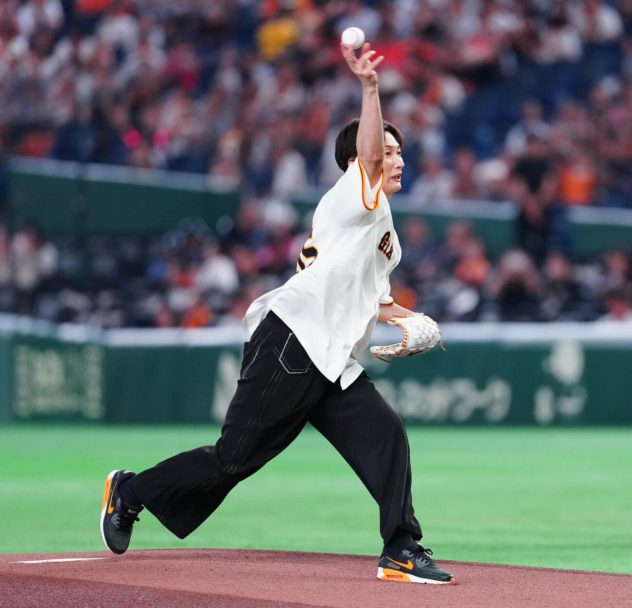 巨人対広島　ファーストピッチで投球する純烈の後上翔太（撮影・鈴木みどり）
