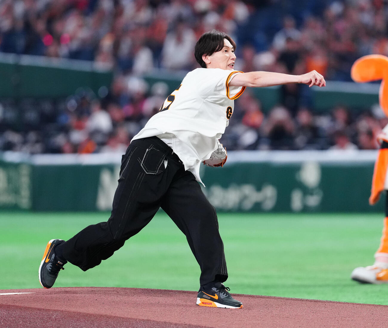 巨人対広島　ファーストピッチで投球する純烈の後上翔太（撮影・鈴木みどり）