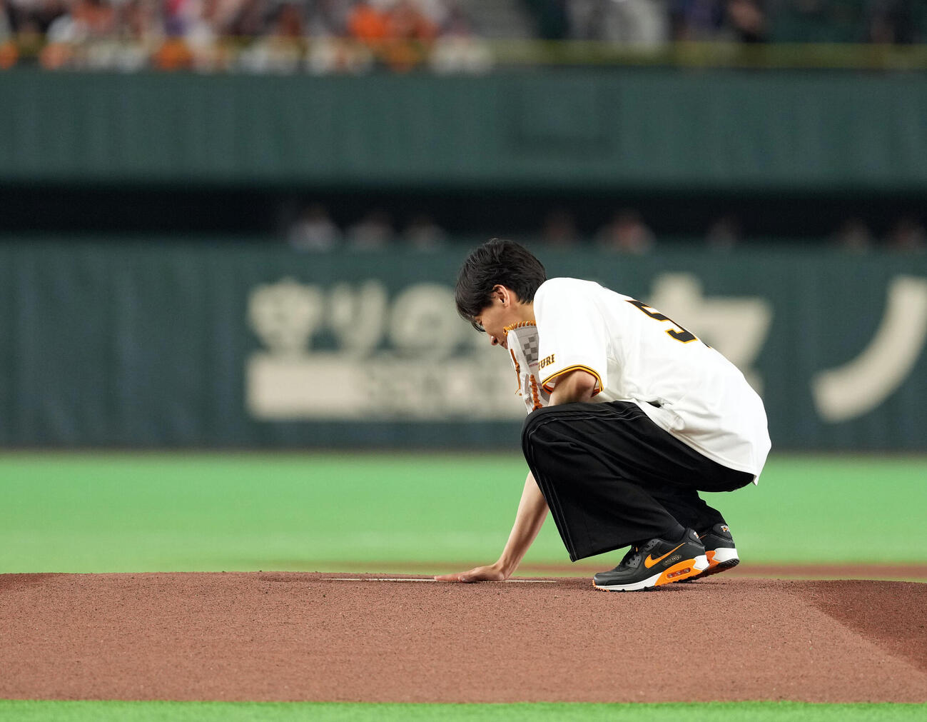 巨人対広島　ファーストピッチセレモニーを務めた純烈の後上翔太（撮影・たえ見朱実）