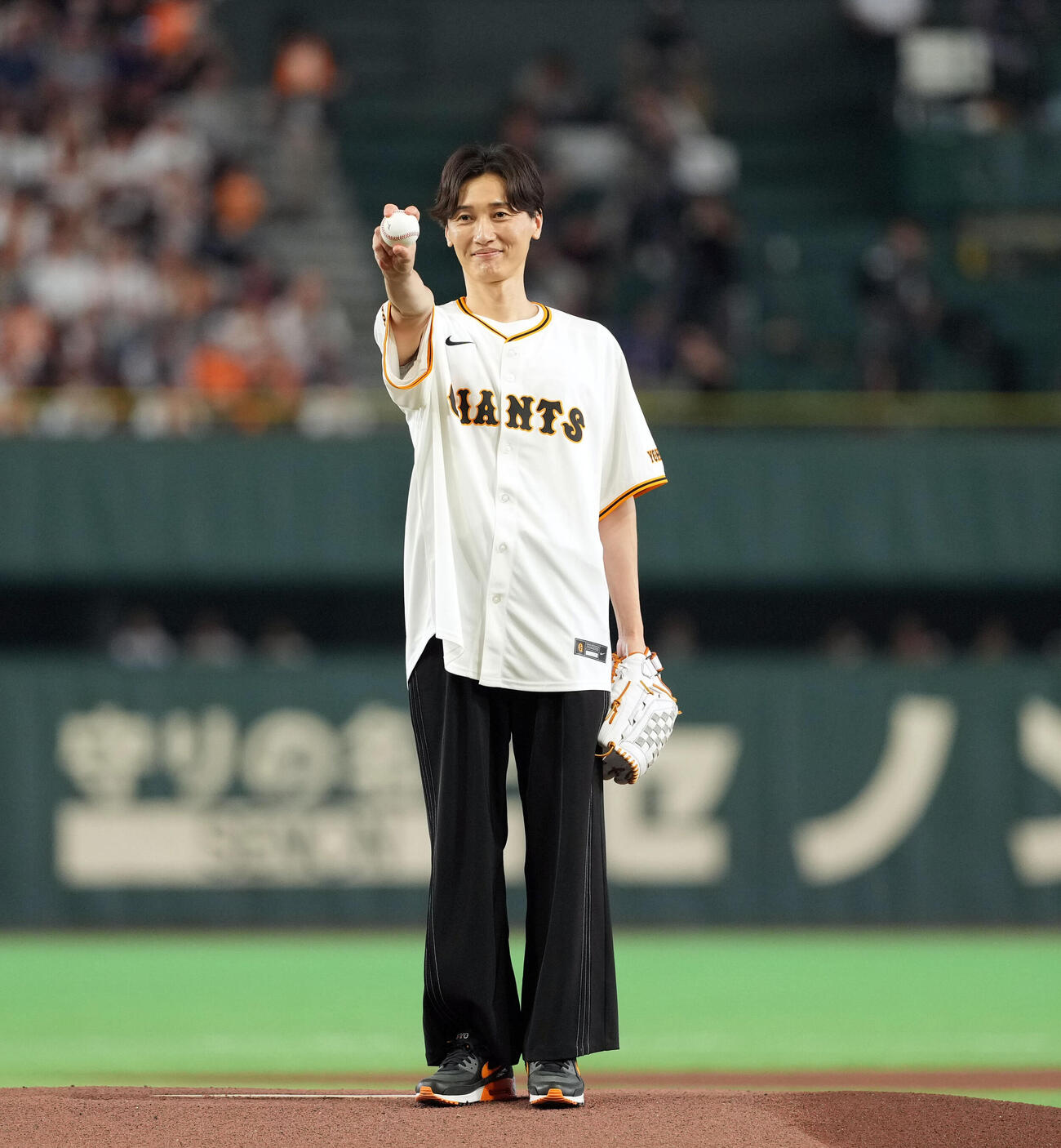 巨人対広島　ファーストピッチセレモニーに臨む純烈の後上翔太（撮影・たえ見朱実）