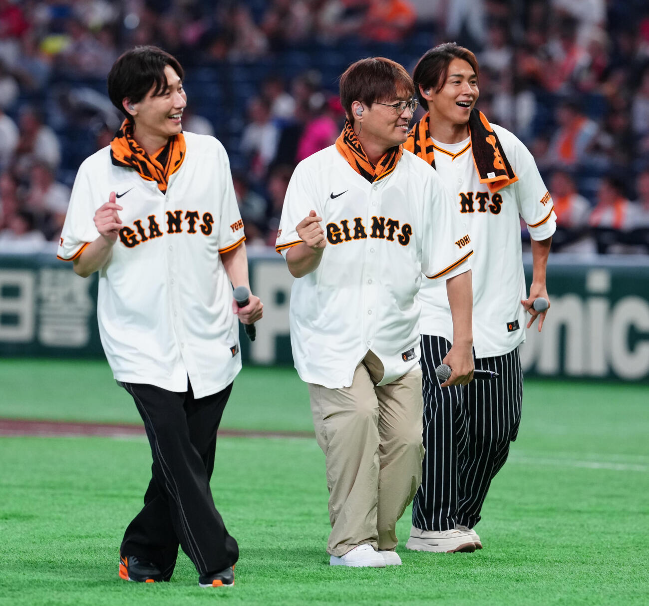 巨人対広島　パフォーマンスする純烈。左から後上翔太、酒井一圭、白川裕二郎（撮影・鈴木みどり）