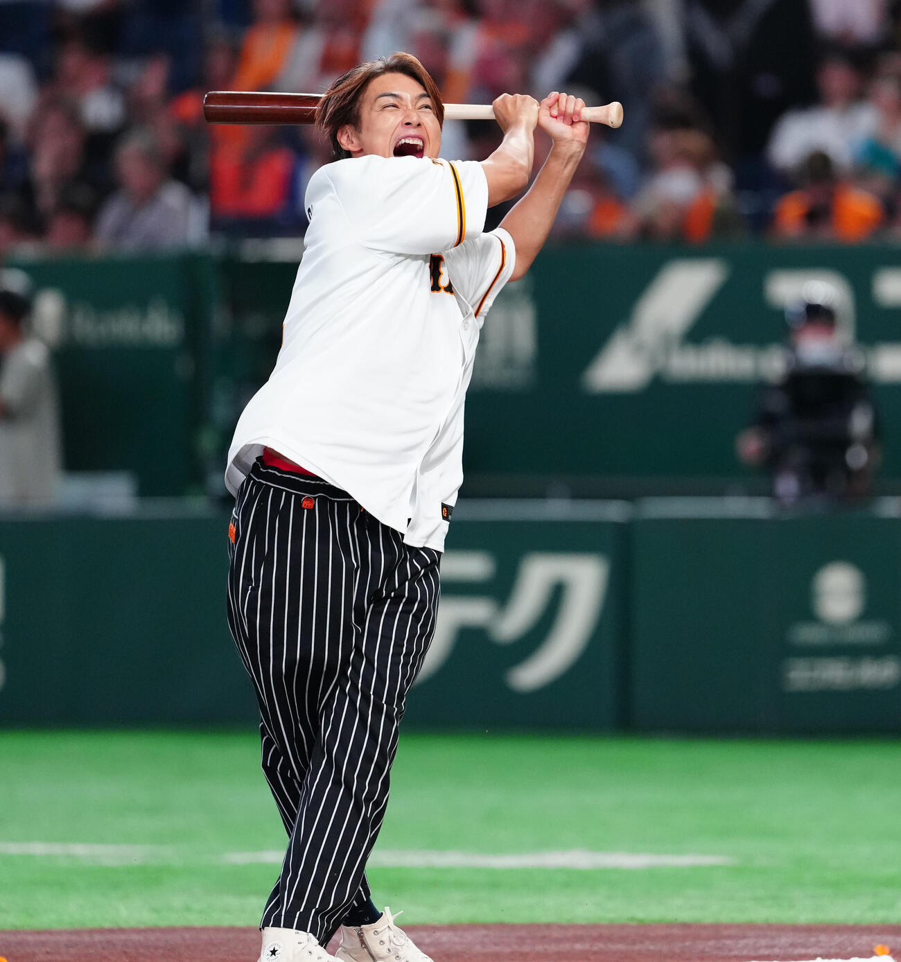 巨人対広島　ファーストピッチで打者を務めた純烈の白川裕二郎（撮影・鈴木みどり）