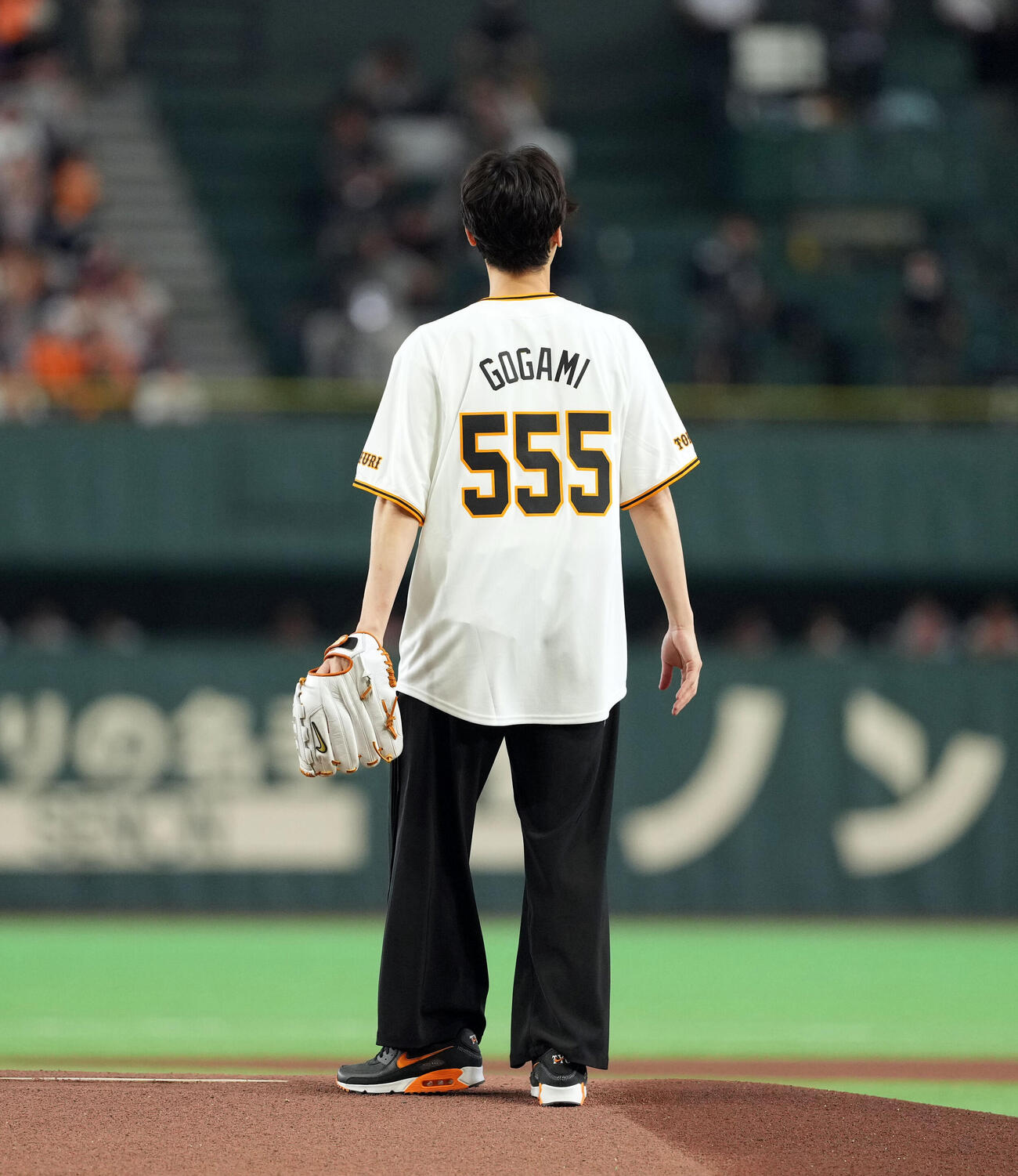 巨人対広島　背番号「555」を付けてファーストピッチセレモニーに臨む純烈の後上翔太（撮影・たえ見朱実）