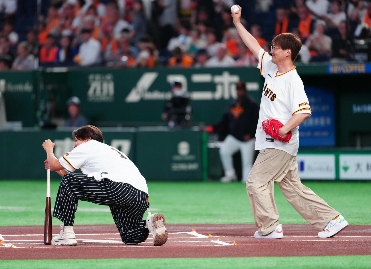 巨人対広島　ファーストピッチで打者を務めた純烈の白川裕二郎（左）と捕手を務めた酒井一圭（撮影・鈴木みどり）