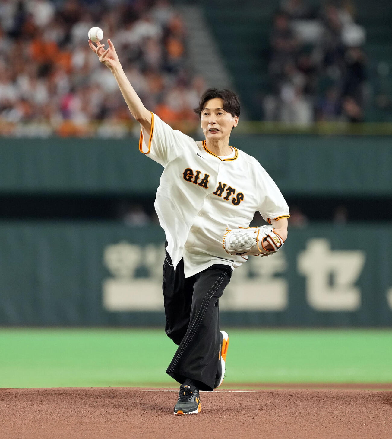 巨人対広島　ファーストピッチセレモニーを務めた純烈の後上翔太（撮影・たえ見朱実）