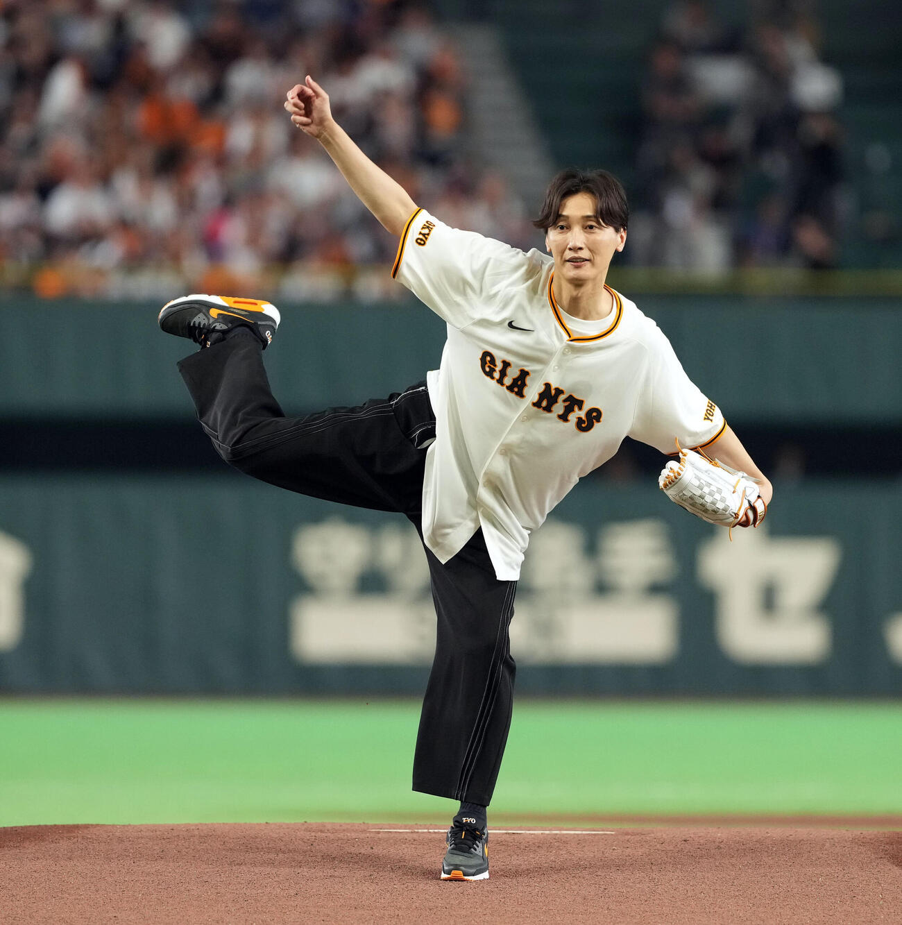 巨人対広島　ファーストピッチセレモニーを務めた純烈の後上翔太（撮影・たえ見朱実）