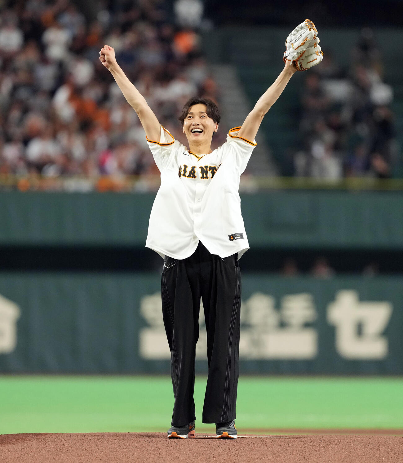 巨人対広島　ファーストピッチセレモニーを務めた純烈の後上翔太（撮影・たえ見朱実）