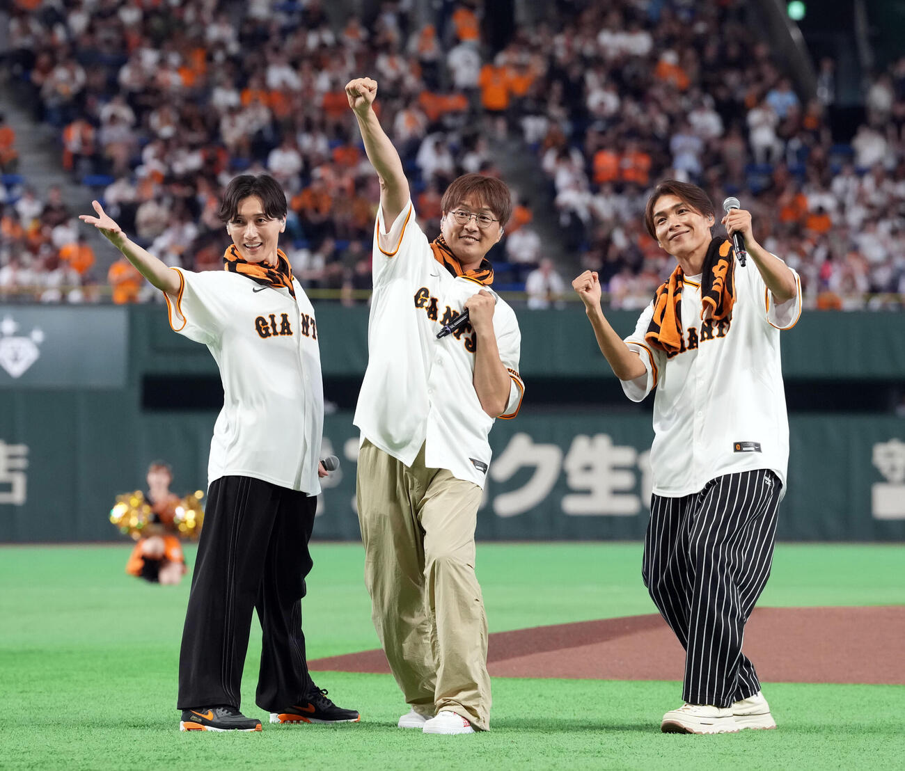 巨人対広島　ミニライブで会場を盛り上げた純烈。左から後上翔太、酒井一圭、白川裕二郎（撮影・たえ見朱実）