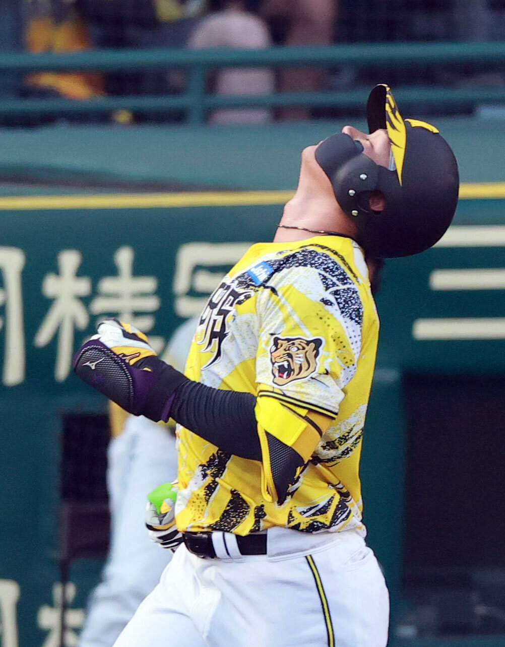阪神対DeNA 1回裏阪神1死一塁、右飛に倒れ悔しがる森下翔太（撮影・上山淳一）