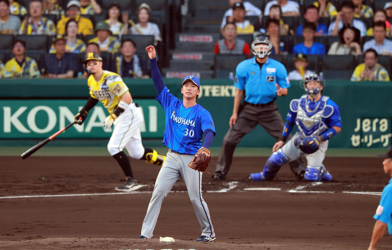 阪神対DeNA 1回裏阪神2死一塁、篠木健太郎（手前）は佐藤輝明を中飛に仕留める（撮影・上山淳一）
