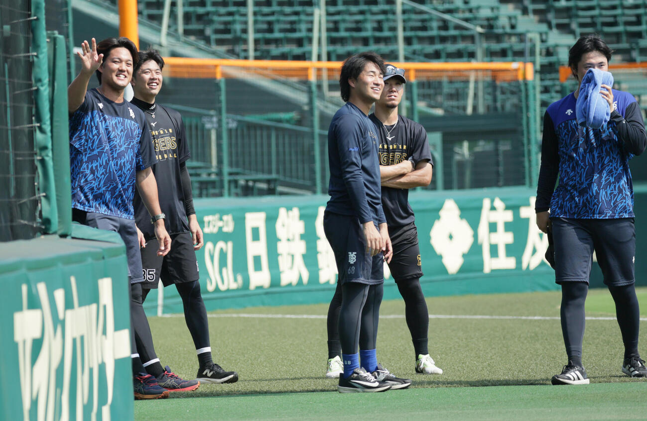 阪神対DeNA　球場入りして談笑する、左からDeNA藤浪晋太郎、阪神才木浩人、DeNA岩田将貴、阪神伊藤将司、DeNA浜地真澄（撮影・宮崎幸一）