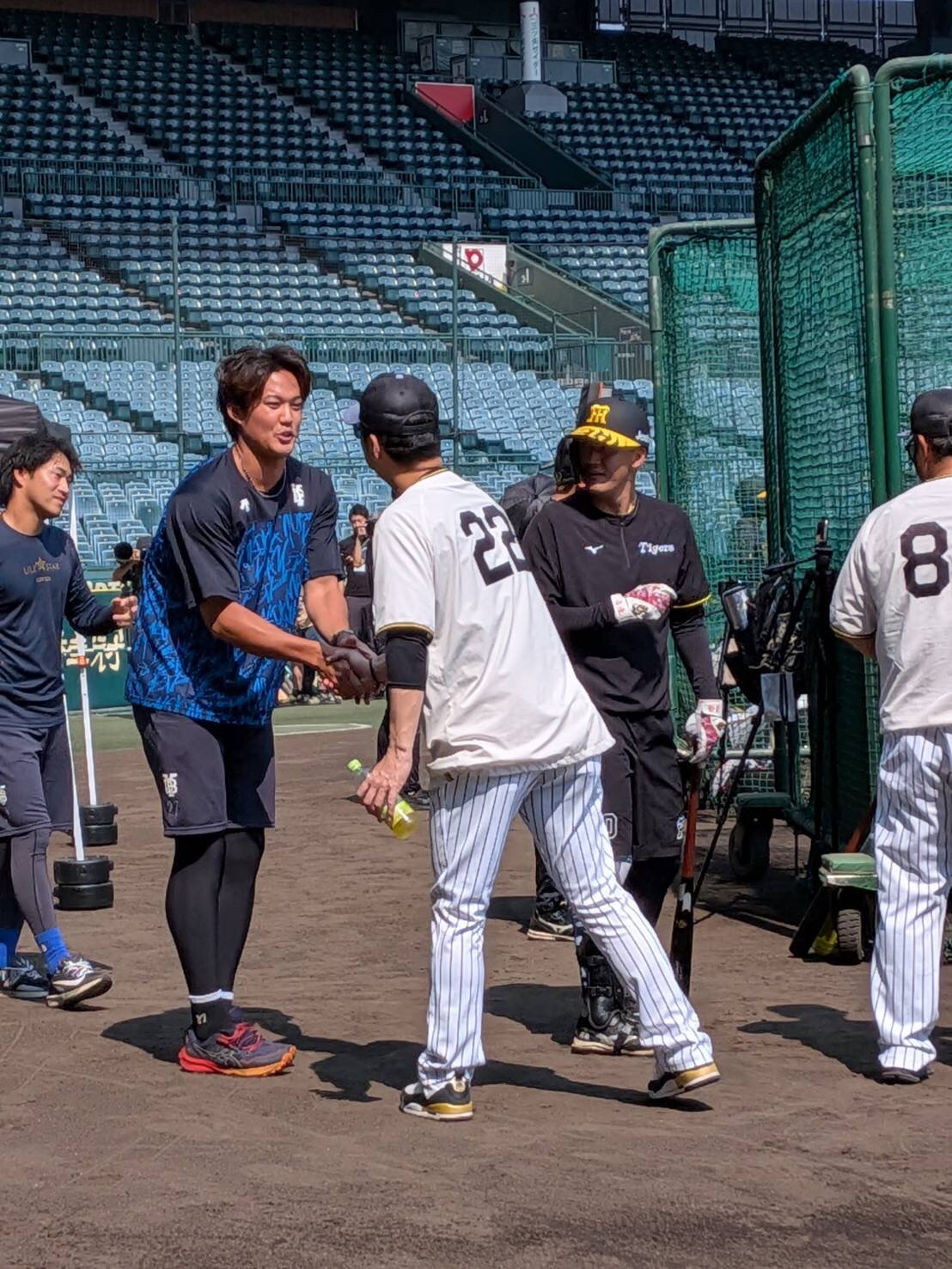 阪神藤川監督にあいさつするDeNA藤浪（左）中央は岩田（撮影・柏原誠）