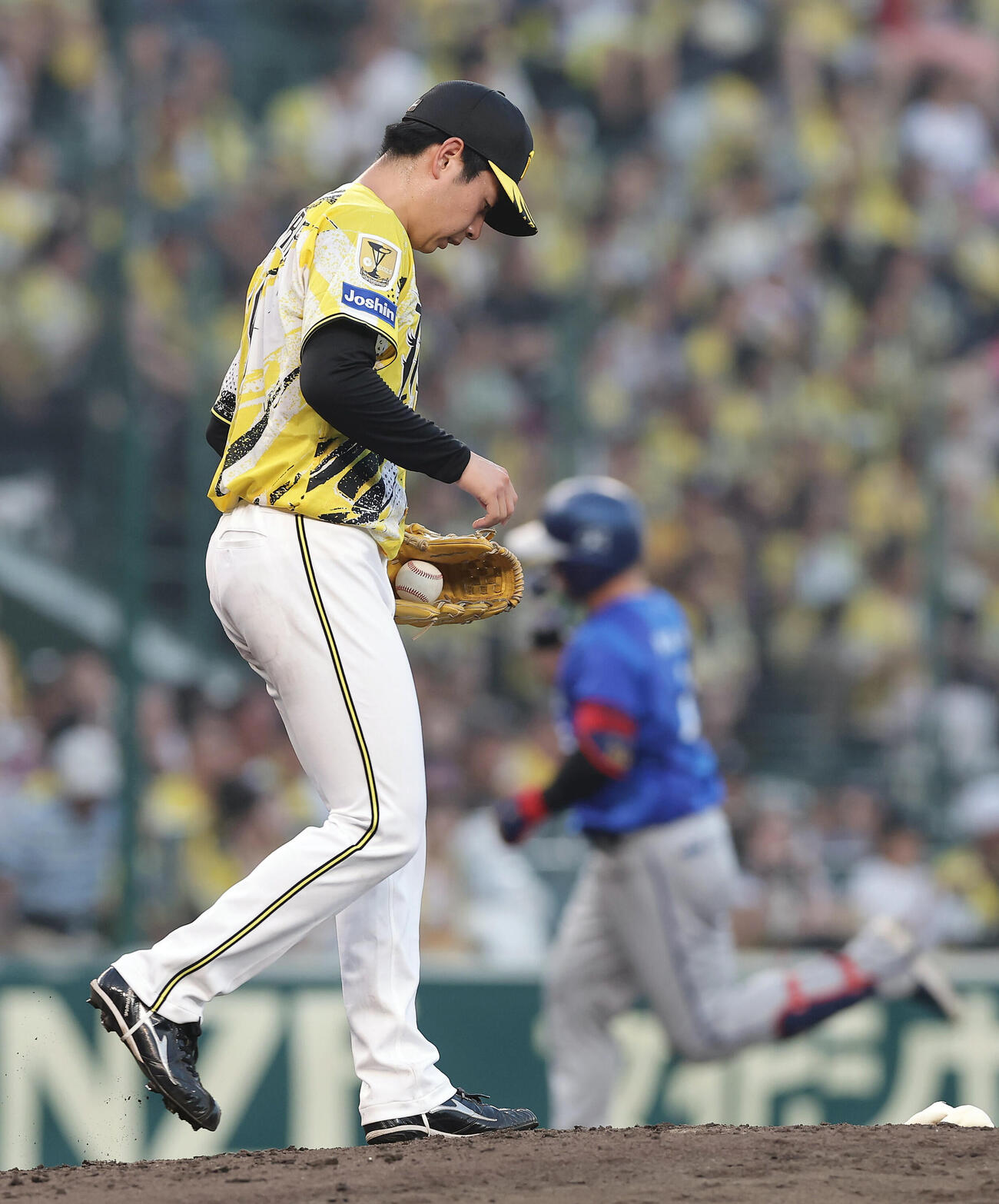 阪神対DeNA 4回表DeNA1死、牧秀悟に先制本塁打を浴びた下村海翔（撮影・前田充）