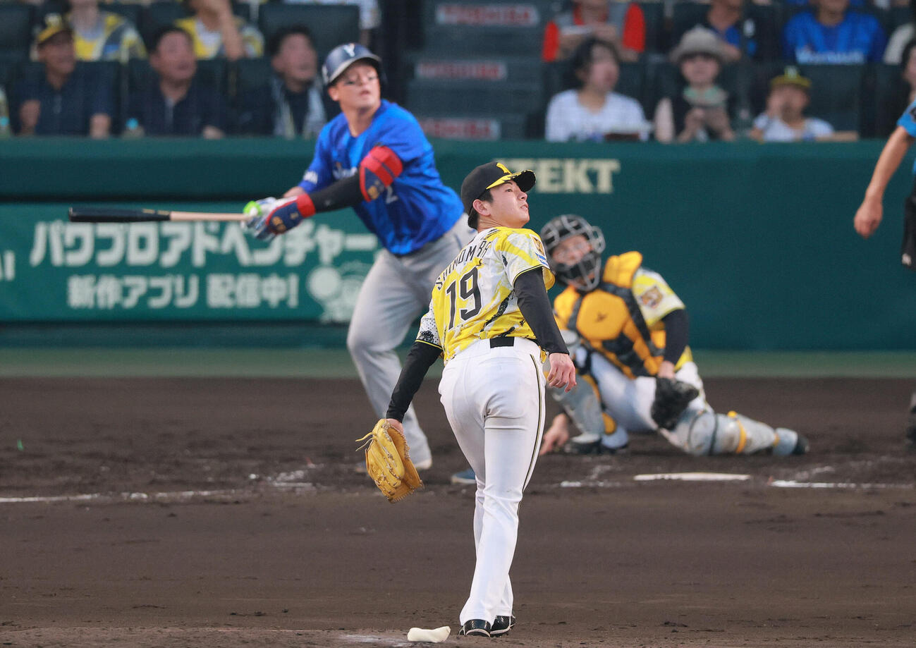 阪神対DeNA 4回表DeNA1死、牧秀悟に先制本塁打を浴びる下村海翔（撮影・上山淳一）