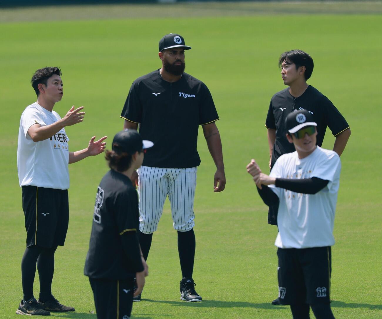 阪神対DeNA　練習に参加する阪神デルミス・ガルシア（撮影・上山淳一）＝2026年7月21日、甲子園球場