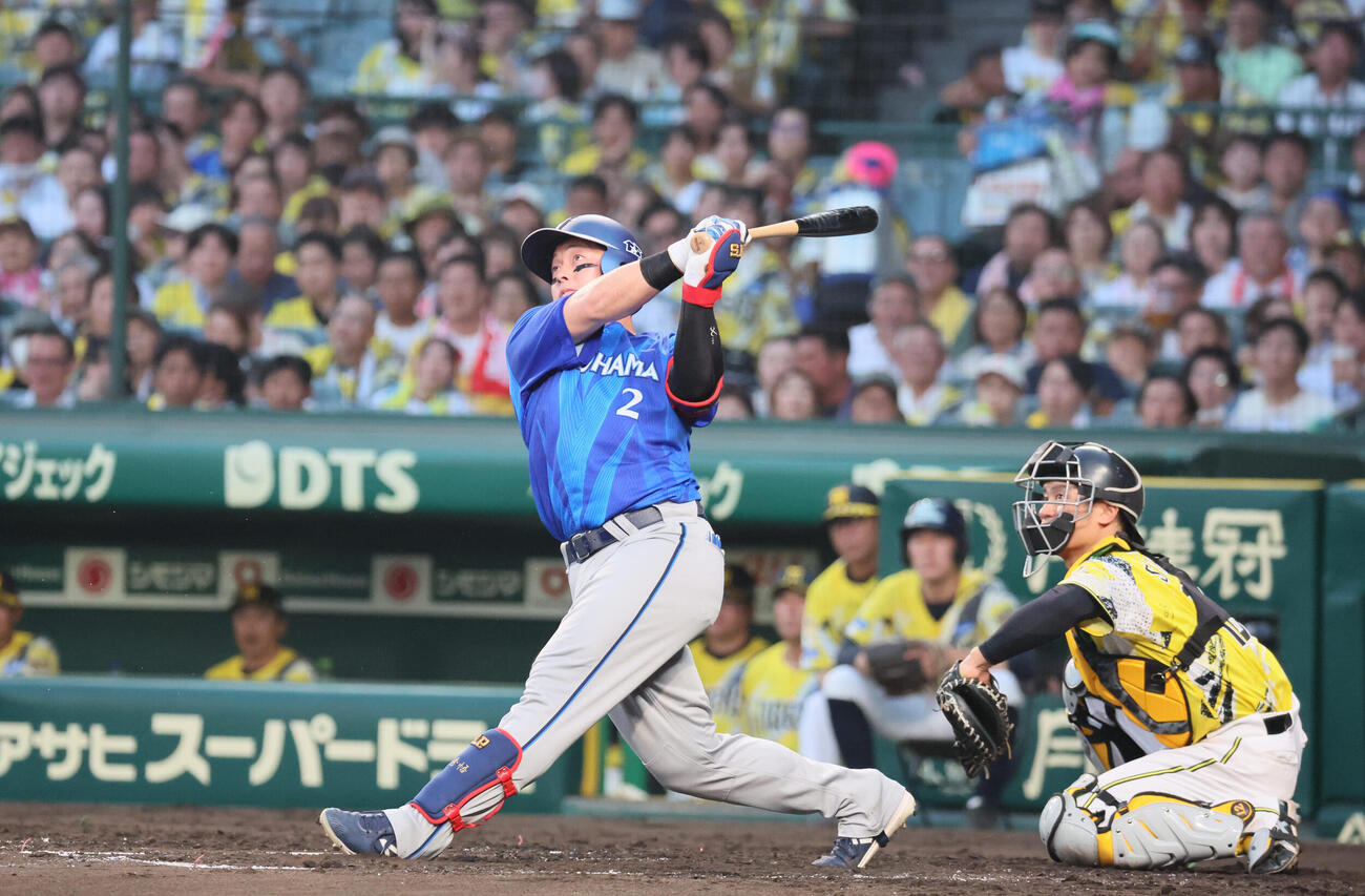 阪神対DeNA 4回表DeNA1死、牧秀悟は先制本塁打を放つ（撮影・宮崎幸一）