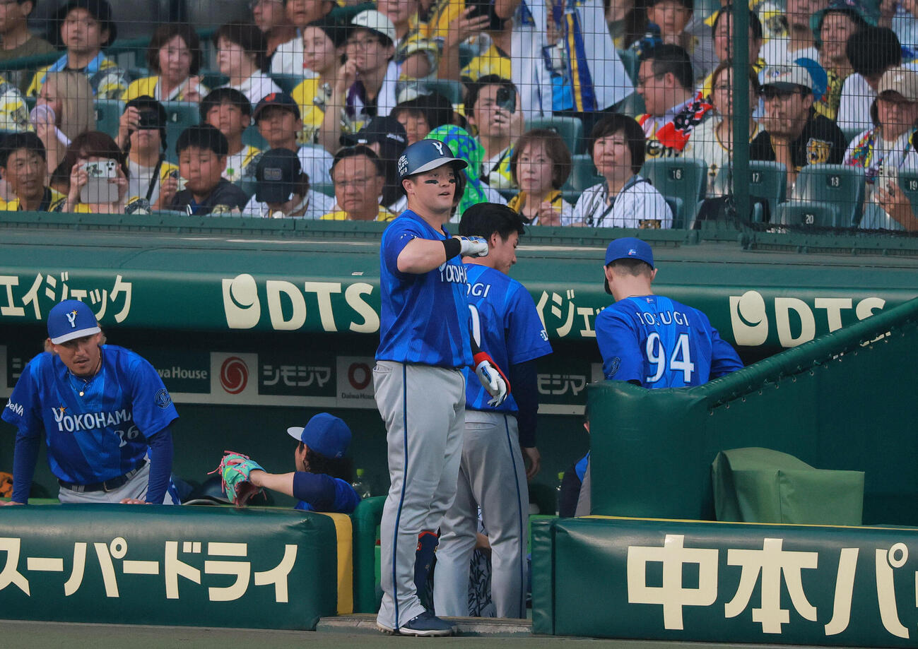 阪神対DeNA 4回表DeNA1死、ソロ本塁打を放ちデスターシャポーズを決める牧秀悟（撮影・上山淳一）