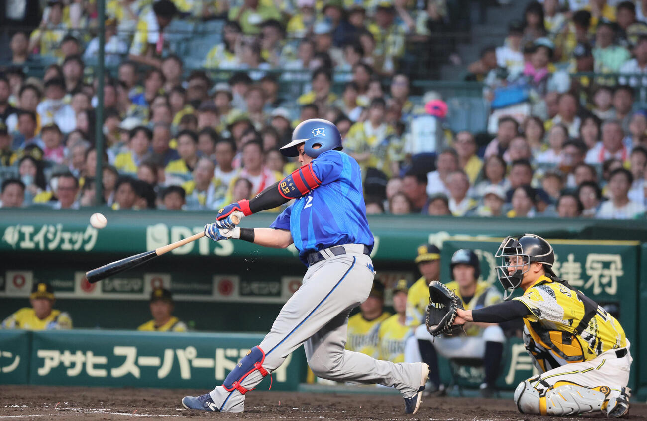 阪神対DeNA 4回表DeNA1死、牧秀悟は先制本塁打を放つ（撮影・宮崎幸一）