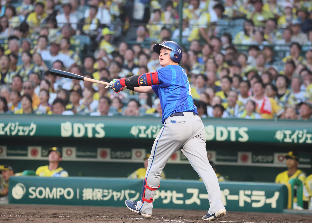 阪神対DeNA 4回表DeNA1死、牧秀悟は先制本塁打を放つ（撮影・宮崎幸一）