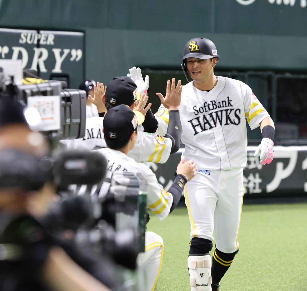 ソフトバンク対オリックス　2回裏ソフトバンク無死、山本恵大は先制本塁打を放ちベンチのナインとハイタッチ（撮影・梅根麻紀）