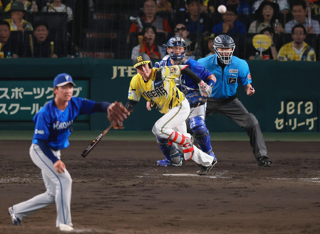 阪神対DeNA 5回裏阪神無死二、三塁、同点となる遊ゴロを放つ下村海翔。投手篠木健太郎（撮影・上山淳一）