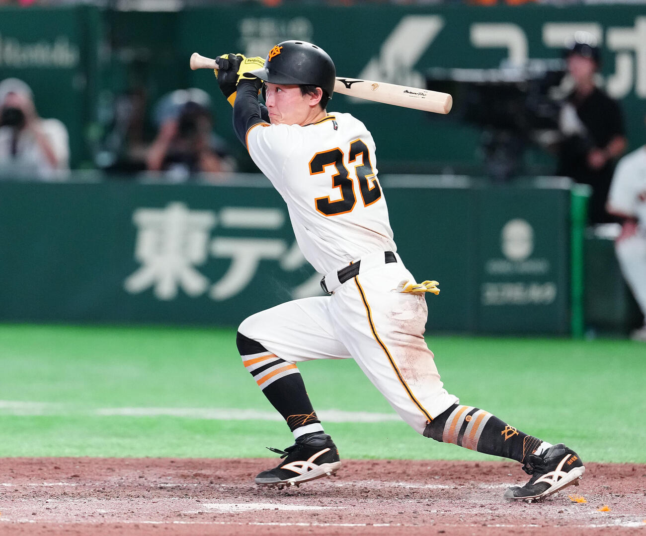 巨人対広島　5回裏巨人1死一、二塁、適時二塁打を放つ浦田俊輔（撮影・鈴木みどり）