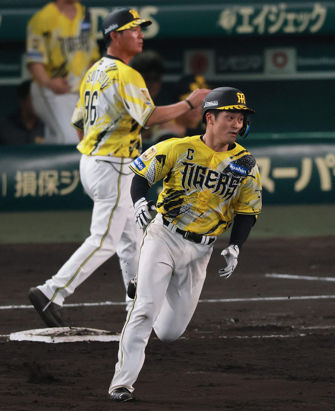 阪神対DeNA 5回裏阪神無死一塁、坂本誠志郎（手前）は二塁打を放ち二塁に向かう（撮影・上山淳一）