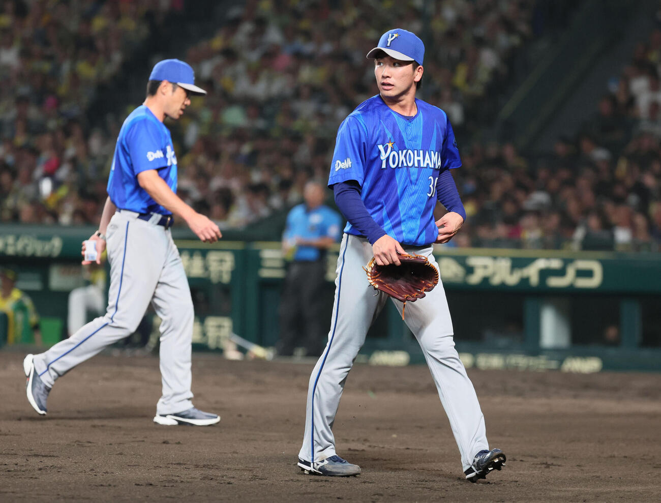 阪神対DeNA 5回裏阪神2死一、二塁、篠木健太郎（右）はピンチを迎えて降板となる（撮影・宮崎幸一）