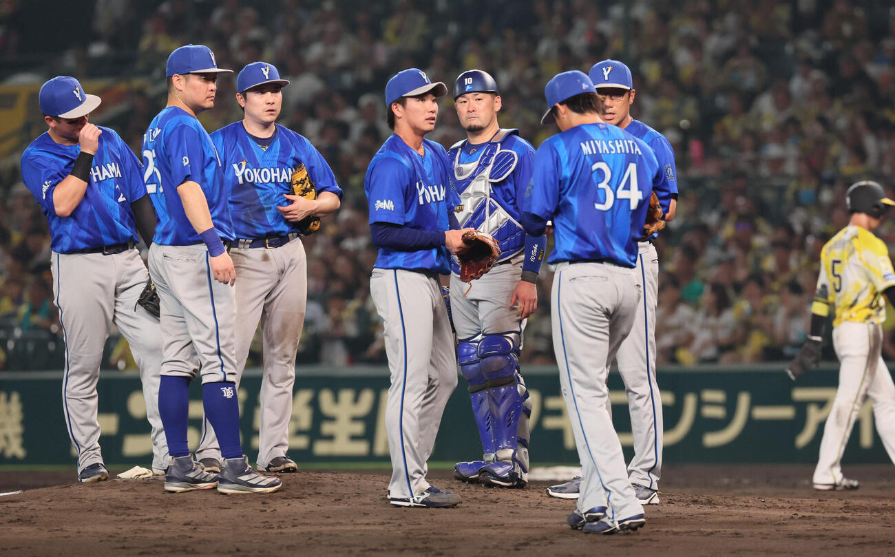 阪神対DeNA 5回裏阪神2死一、二塁、篠木健太郎（左から4人目）はピンチを迎えて降板となる（撮影・宮崎幸一）