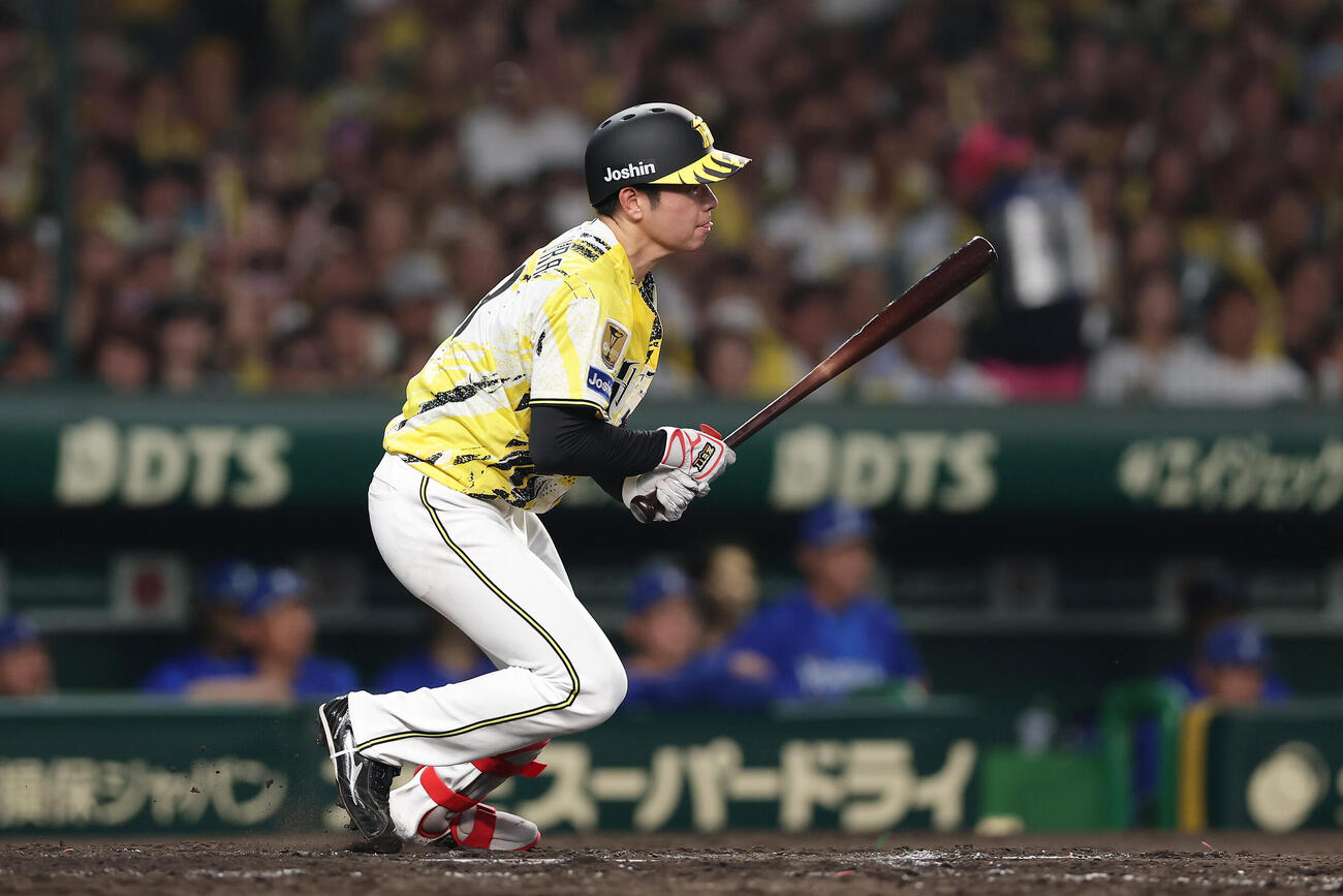阪神対DeNA 5回裏阪神無死二、三塁、同点となる遊ゴロを放つ下村海翔（撮影・前田充）