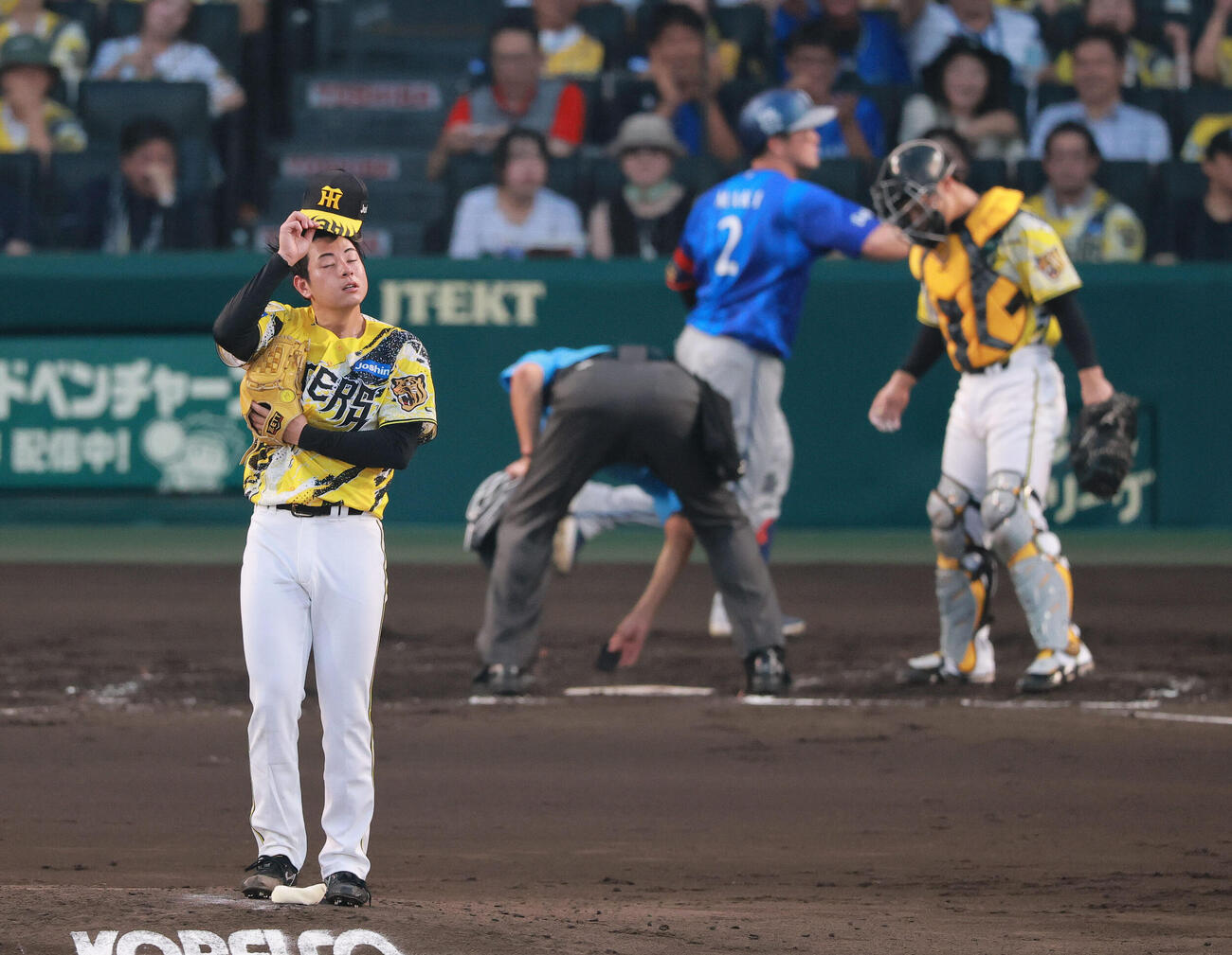 阪神対DeNA 4回表DeNA1死、下村海翔（手前）は牧秀悟にソロ本塁打を浴びる（撮影・上山淳一）