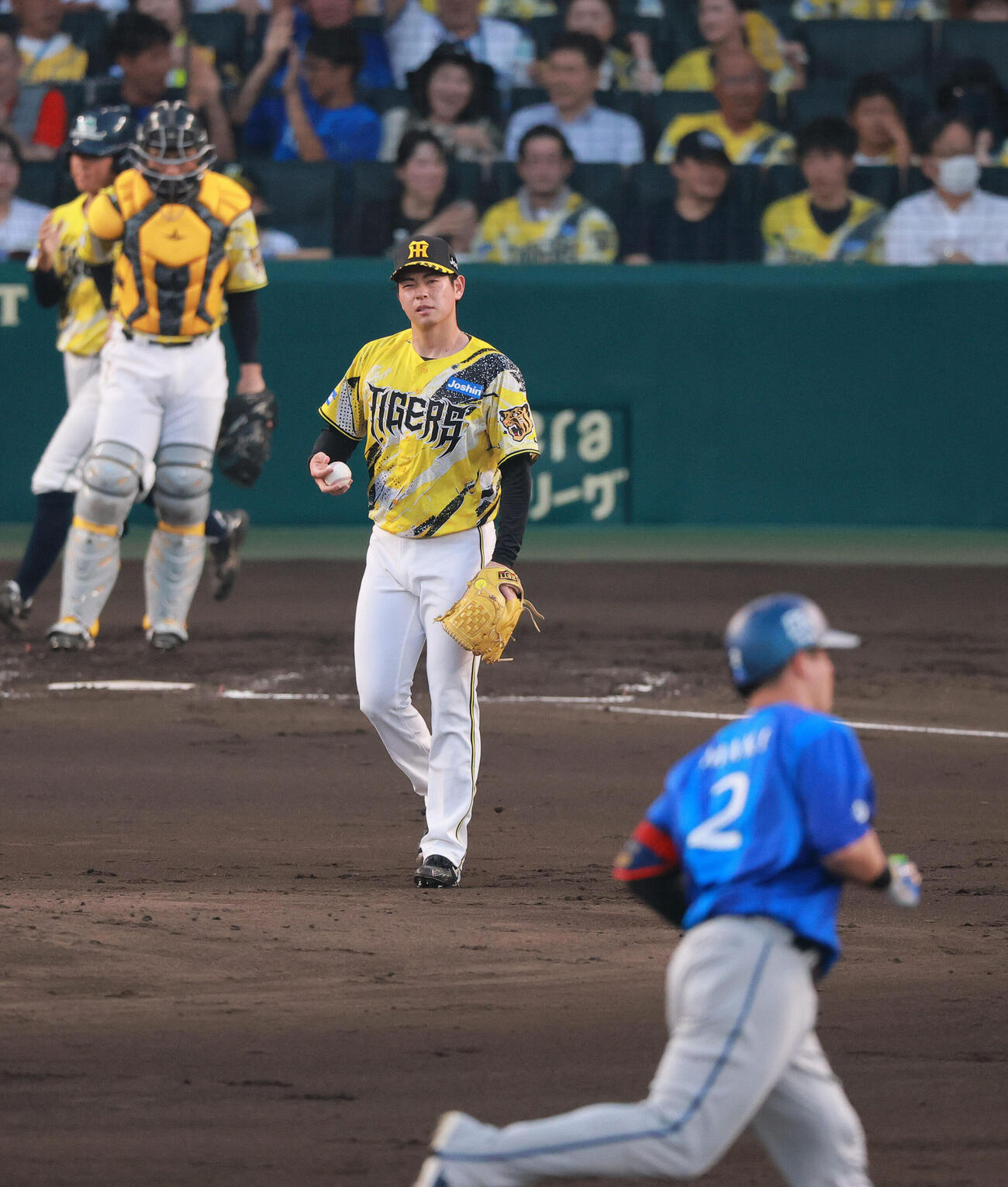 阪神対DeNA 4回表DeNA1死、下村海翔（中央）は牧秀悟にソロ本塁打を浴びる（撮影・上山淳一）
