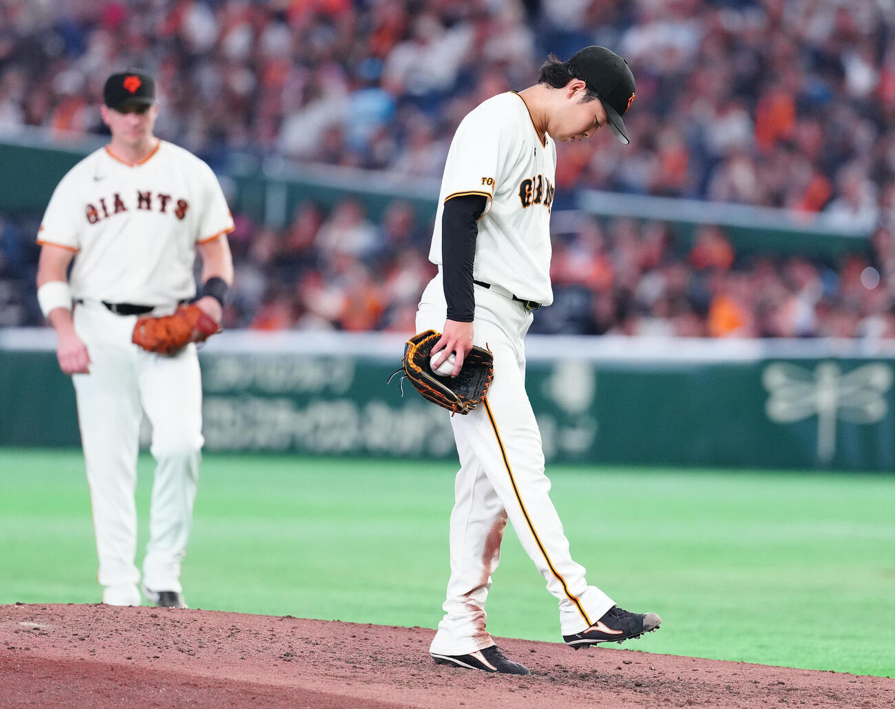 巨人対広島　6回表、降板となる巨人先発山崎伊織（右）（撮影・鈴木みどり）