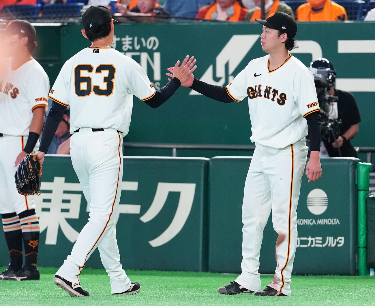 巨人対広島　6回表を終えベンチへ戻る泉圭輔を迎える巨人山崎伊織（右）（撮影・鈴木みどり）