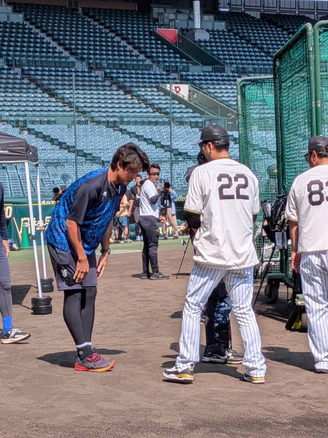 阪神藤川監督と握手をかわすDeNA藤浪（撮影・柏原誠）