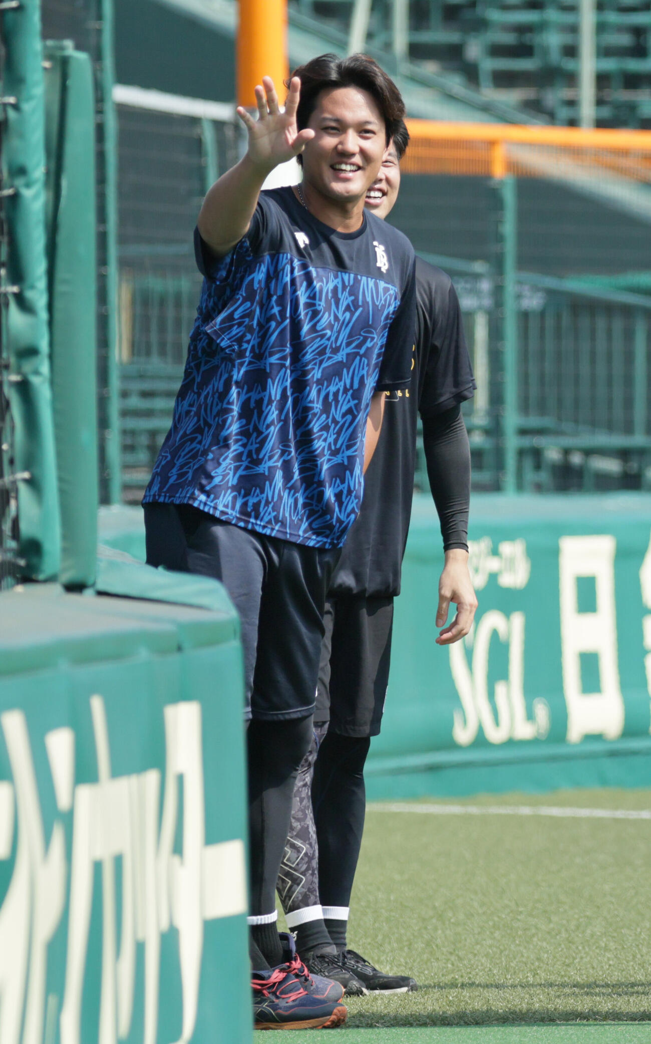 阪神対DeNA　球場入りしてあいさつする、左からDeNA藤浪晋太郎、阪神才木浩人（撮影・宮崎幸一）