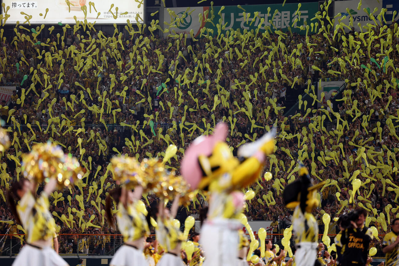 阪神対DeNA 7回裏、ジェット風船を飛ばして応援する阪神ファンたち（撮影・前田充）