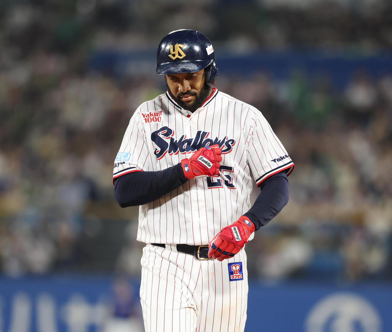 ヤクルト対中日　6回裏ヤクルト無死一塁、安打を放ち胸に手を当てるドミンゴ・サンタナ（撮影・増田悦実）