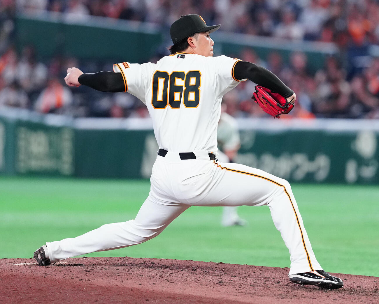 巨人対広島　背番号068のユニホームで投球する巨人代木大和（撮影・鈴木みどり）