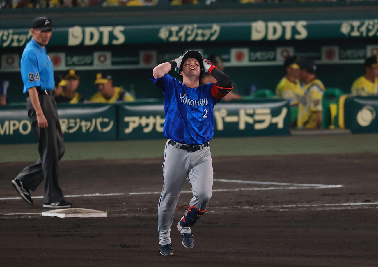 阪神対DeNA 8回表DeNA2死、牧秀悟は右飛に倒れ悔しがる（撮影・上山淳一）