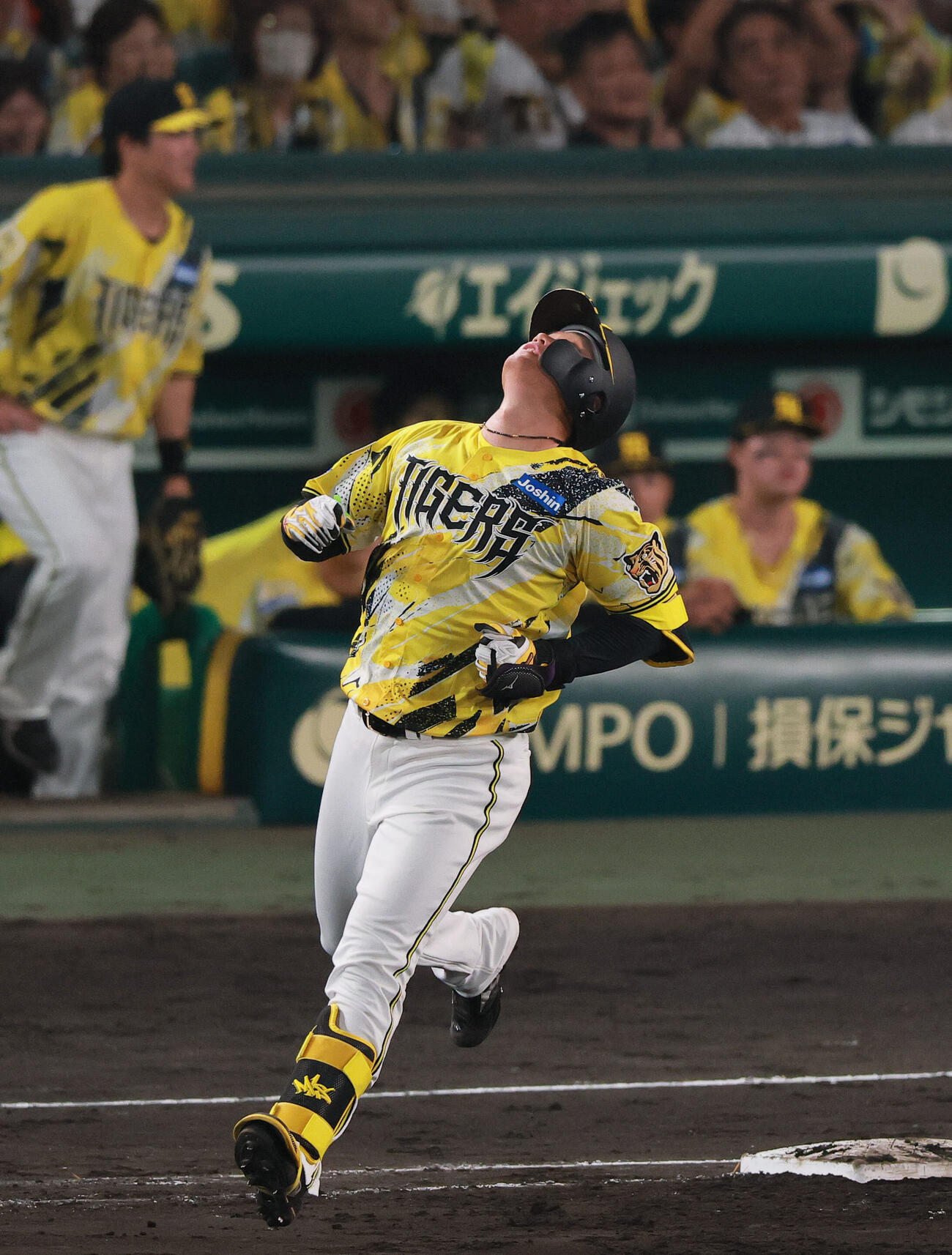 阪神対DeNA 5回裏阪神2死一、二塁、森下翔太は中飛に倒れ悔しがる（撮影・上山淳一）